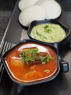 केरळ स्टाईल इडली-सांबर (idli sambar recipe in marathi) रेसिपी चे मुख्य फोटो 