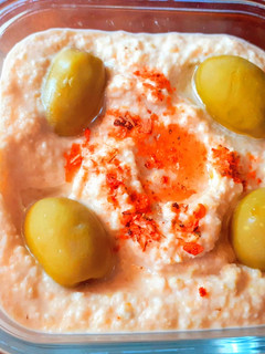 Una foto de Hummus de Garbanzos y Aceitunas