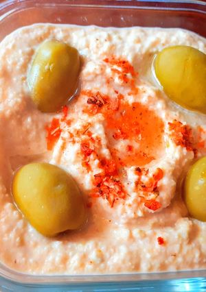 Una foto de Hummus de Garbanzos y Aceitunas
