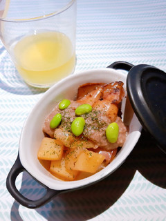 Una foto de Calamares a la sidra con edamame y patatas