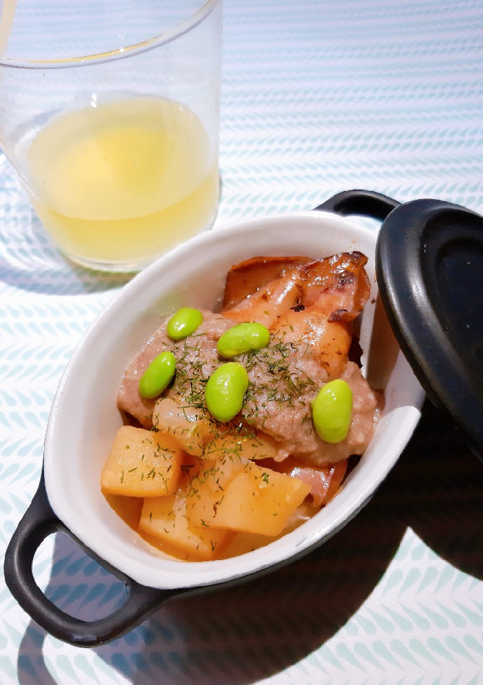 Una foto de Calamares a la sidra con edamame y patatas