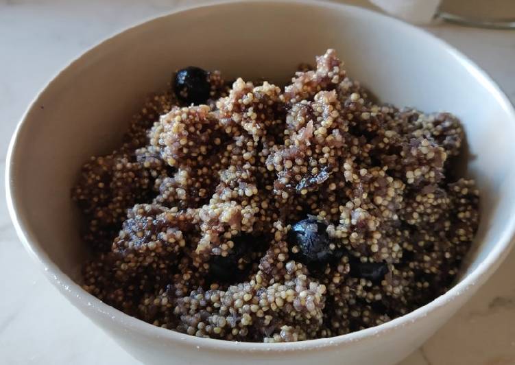 Porridge di quinoa con mirtilli e cocco
