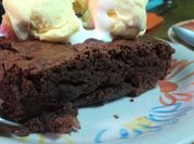 Una foto de brownie de chocolate con helado