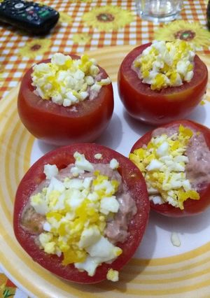 Una foto de Tomates rellenos pre navidad (no vegan) muy ricos 😂