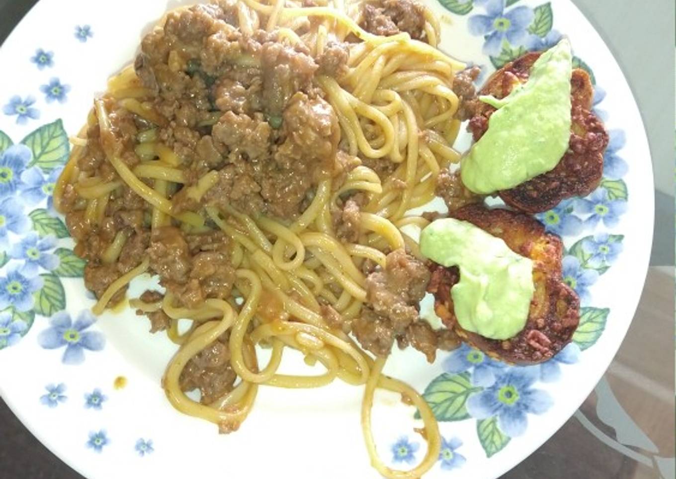 Pasta a la boloñesa con pan de ajo