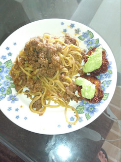 Una foto de Pasta a la boloñesa con pan de ajo