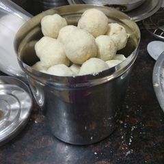 A picture of Rava Ladoos.