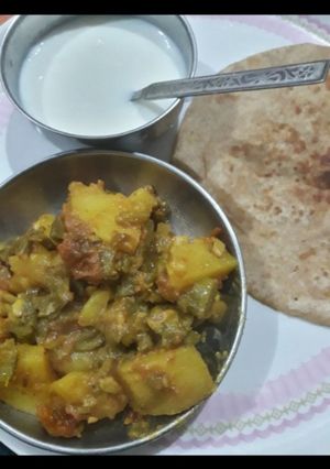 फ्रेंच बींस और आलू की सब्जी (french beans aur aloo ki sabzi recipe in Hindi) रेसिपी मुख्य फोटो
