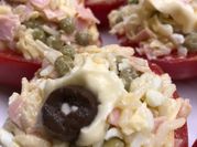 Una foto de tomates rellenos sin atun