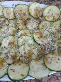 Una foto de Carpaccio de calabacín
