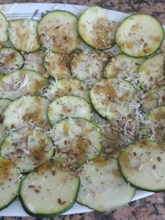 Una foto de Carpaccio de calabacín