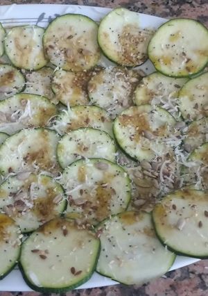 Una foto de Carpaccio de calabacín