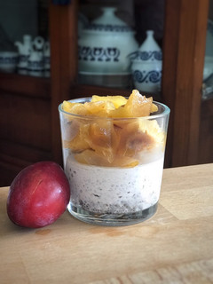 Una foto de Pudding de chia y coco con ciruela