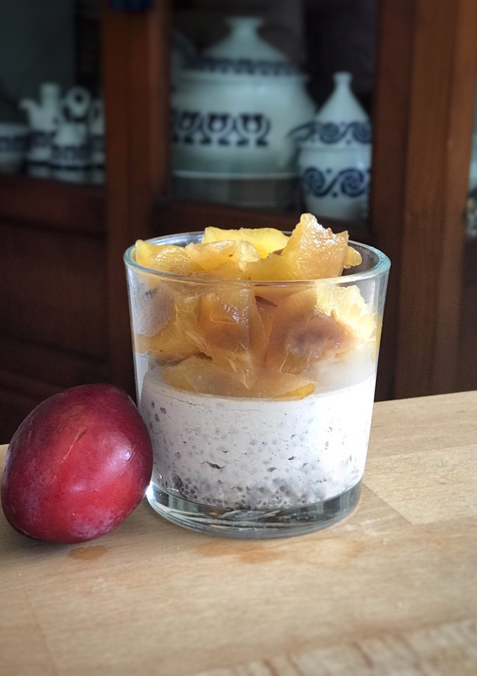 Una foto de Pudding de chia y coco con ciruela