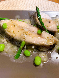 Una foto de Pámpano, edamame y espárragos verdes
