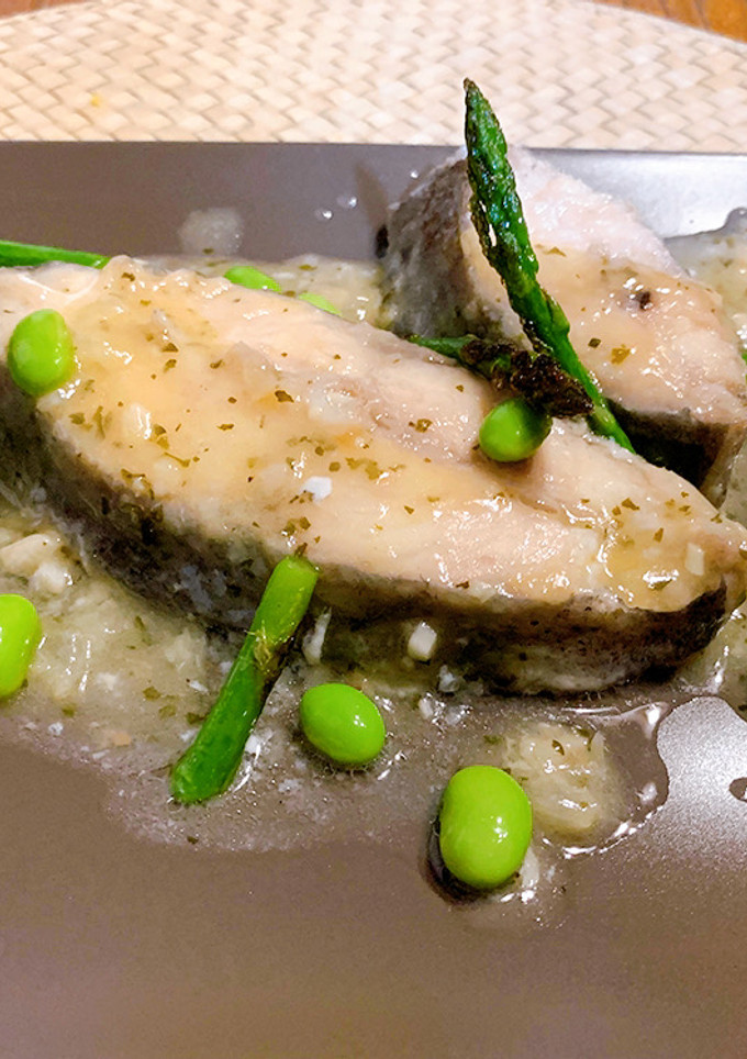 Una foto de Pámpano, edamame y espárragos verdes
