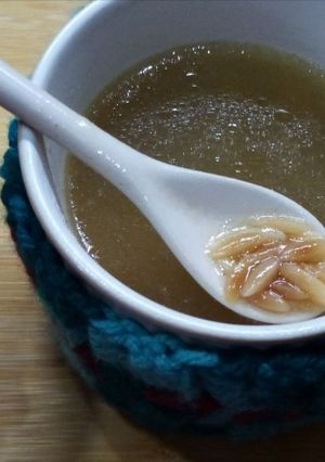 A picture of Egyptian orzo soup.