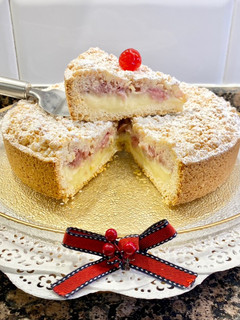 Una foto de Pastel con crema y fresas en almíbar