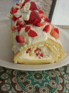 Una foto de Brazo de Gitano de crema chantilly y frutillas 🍓