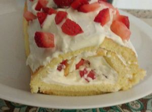 Una foto de Brazo de Gitano de crema chantilly y frutillas 🍓