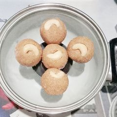 Suji ka ladoo A picture of Suji ka ladoo.