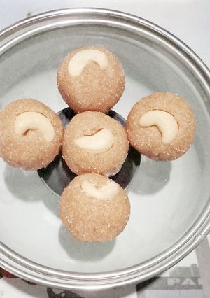 A picture of Suji ka ladoo.