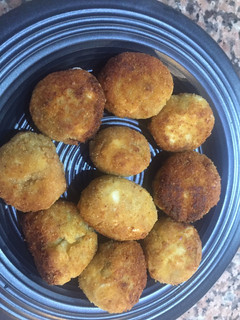 Una foto de Croquetas de pollo, atún, huevos y aceitunas