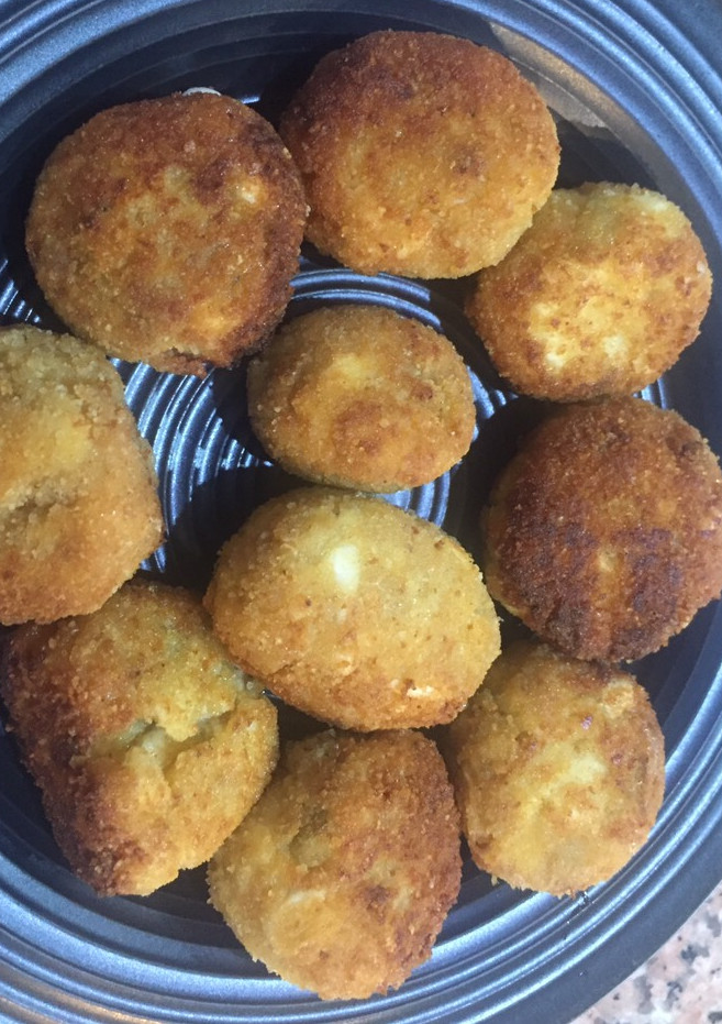 Una foto de Croquetas de pollo, atún, huevos y aceitunas