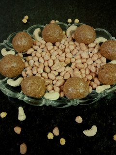 வேர்க்கடலை நாட்டு சக்கரை லட்டு(peanut jaggery laddu recipe in tamil) செய்முறை முக்கிய புகைப்படம்