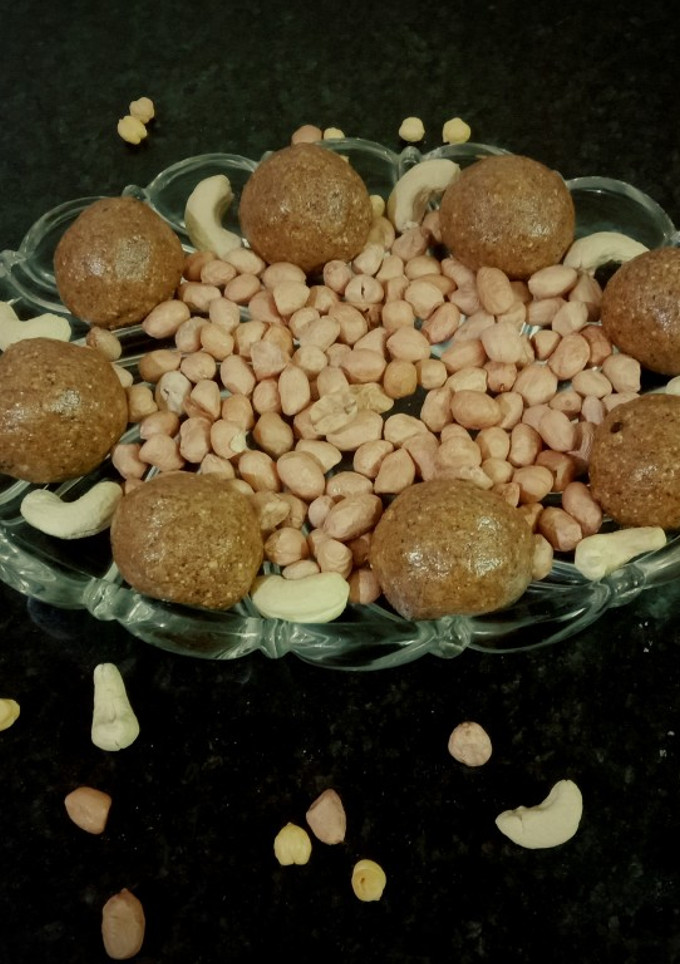 வேர்க்கடலை நாட்டு சக்கரை லட்டு(peanut jaggery laddu recipe in tamil) செய்முறை முக்கிய புகைப்படம்