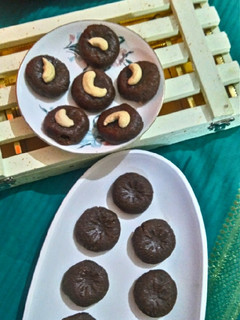 चॉकलेट मावा पेडा (Chocolate mawa Peda recipe in Hindi) रेसिपी मुख्य फोटो