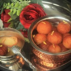 A picture of Gulab jamun.