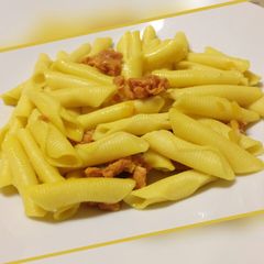 A picture of Garganelli con zafferano e salsiccia.