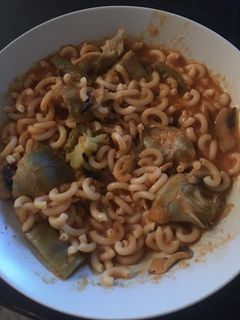 Una foto de Fideuá con verduras