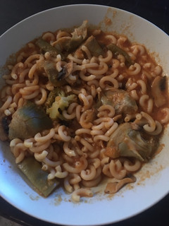 Una foto de Fideuá con verduras