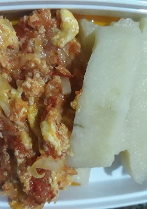 A picture of Boiled yam and egg sauce.