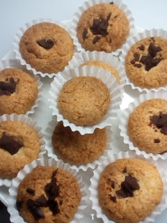 Una foto de Galletitas de naranja, coco y chocolate 🍊🍊🥥🥥🍩🍩