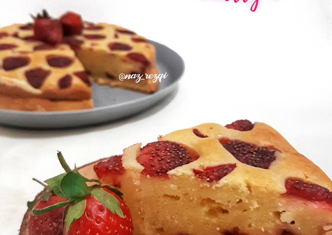 Langkah Mudah untuk Menyiapkan Simple French Strawberry Cake, Enak