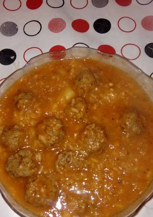 Una foto de Guiso de arroz con albóndigas