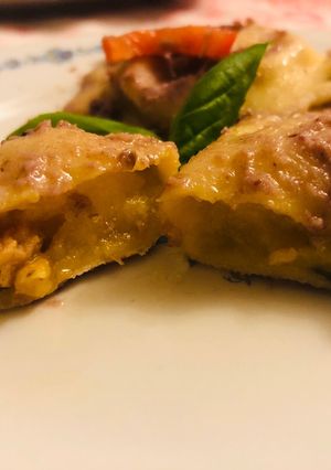 Foto di Ravioli 🥟 ripieni di zucca e salsiccia conditi con salsa di radicchio e speck