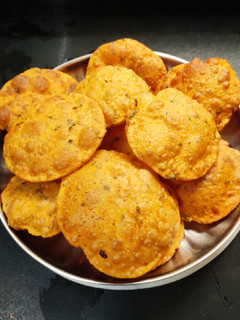 मसाला पुरी (Masala Puri Recipe In Marathi) रेसिपी चे मुख्य फोटो