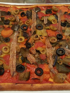 Una foto de Coca de verduritas con anchoas