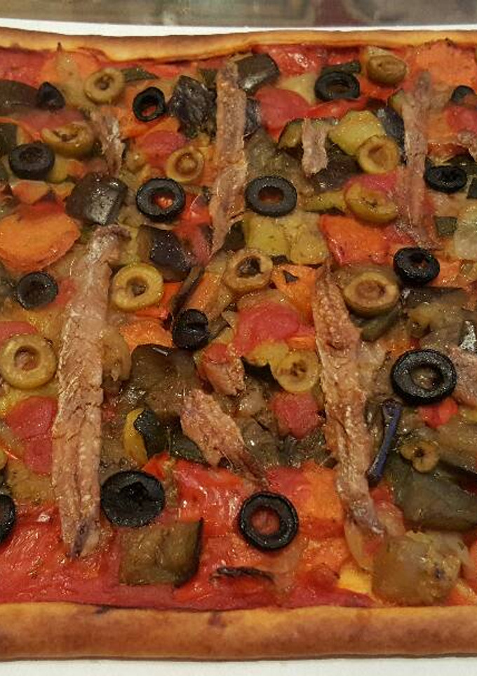 Una foto de Coca de verduritas con anchoas