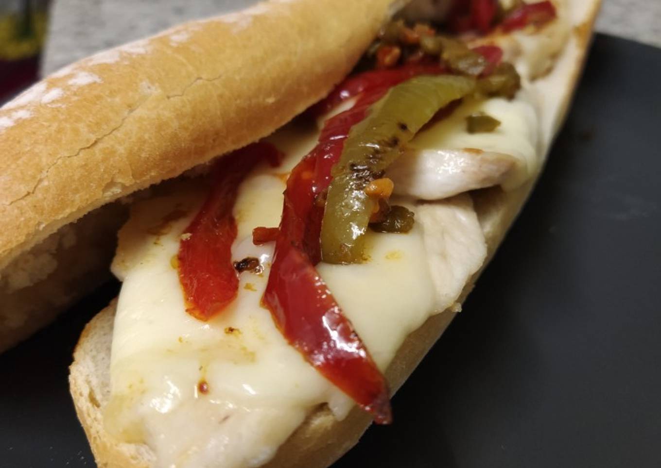 🥖 Bocadillo de pollo con salteado de pimientos y queso fundido