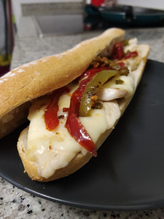 Una foto de 🥖 Bocadillo de pollo con salteado de pimientos y queso fundido