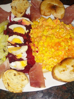 Una foto de Ensalada multicolor con jamón crudo