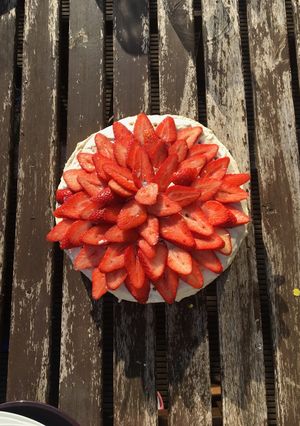 Zdjęcie przepisu Tort mascarpone z truskawkami.