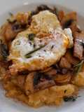 Patatas revolconas, champiñones salteados y huevo frito