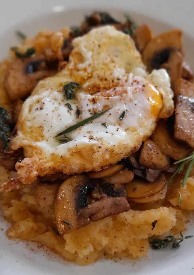 Una foto de Patatas revolconas, champiñones salteados y huevo frito