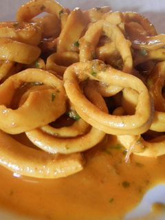 Una foto de Calamares al vino blanco
